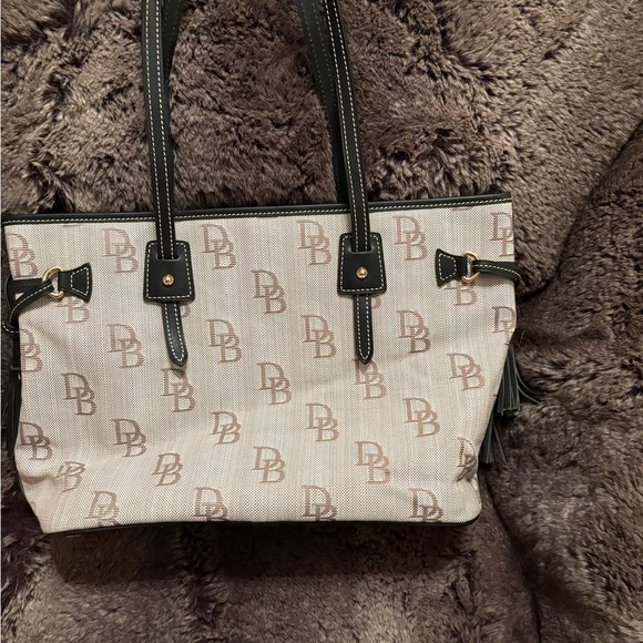 Brand new Dooney & Bourke Tan and Black Signature Tote - Picture 2 of 11